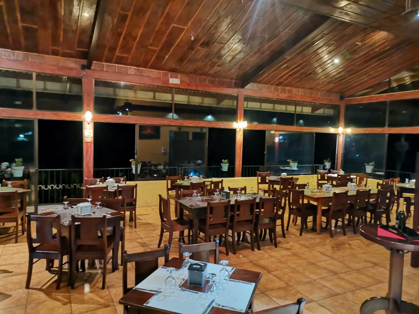 Ambiente familiar y servicio cálido en Loma Linda con vista al volcán