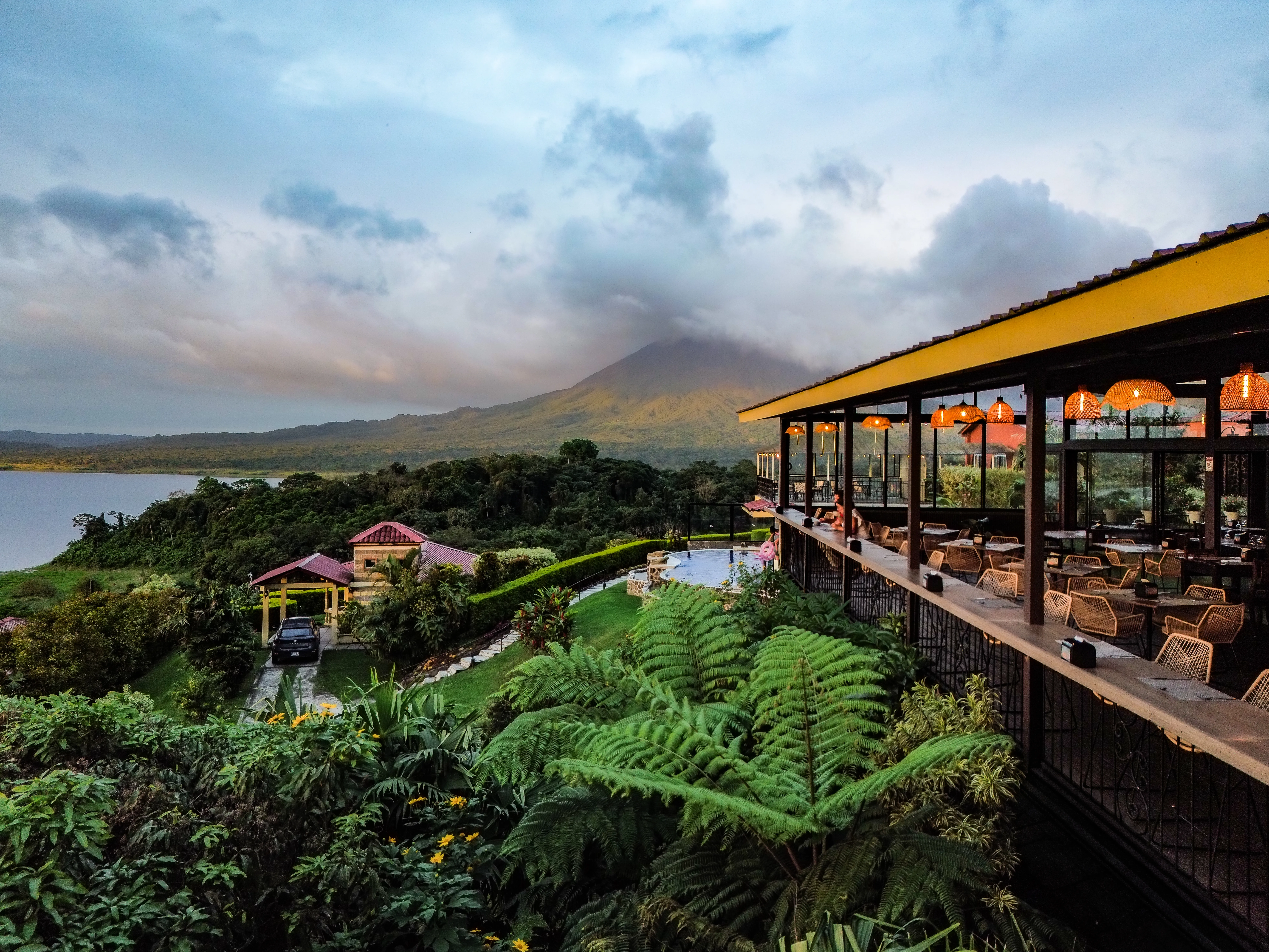 Atardecer sobre el Lago Arenal desde la terraza del Restaurante Loma Linda